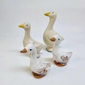 Charmiga prydnadsgäss i keramik - Sött set med 4 figurer
