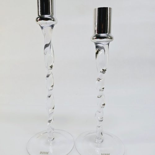 Set med två eleganta ljusstakar från Dorre – tidlös design i glas och metall