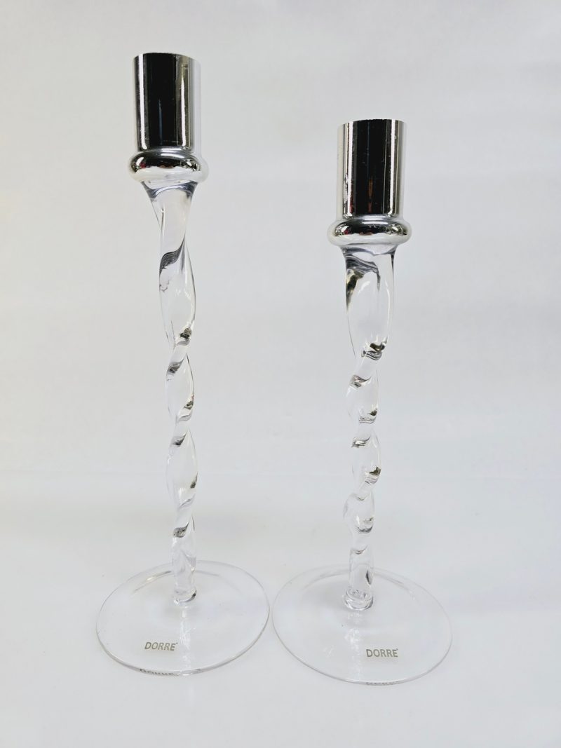 Set med två eleganta ljusstakar från Dorre – tidlös design i glas och metall