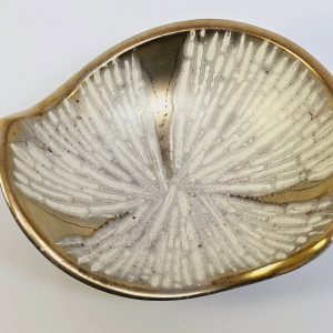 Elegant keramikskål med unikt mönster och guldkant