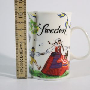 Charmig svensk mugg med folkdräktmotiv – Ett klassiskt samlarobjekt!