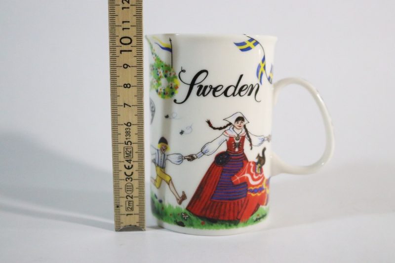 Charmig svensk mugg med folkdräktmotiv – Ett klassiskt samlarobjekt!