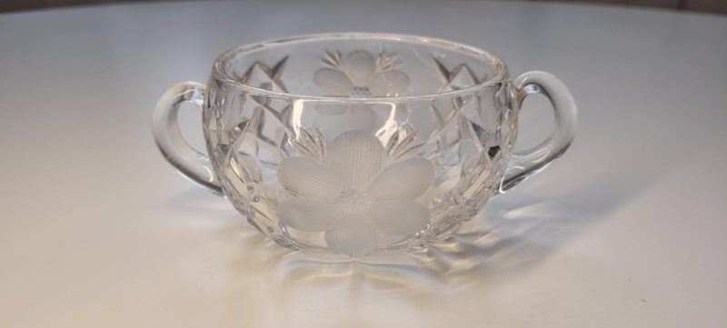 Öppen sockerskål eller Vintage skedskål ~ Wheel Cut Daisy med 2 hänklar