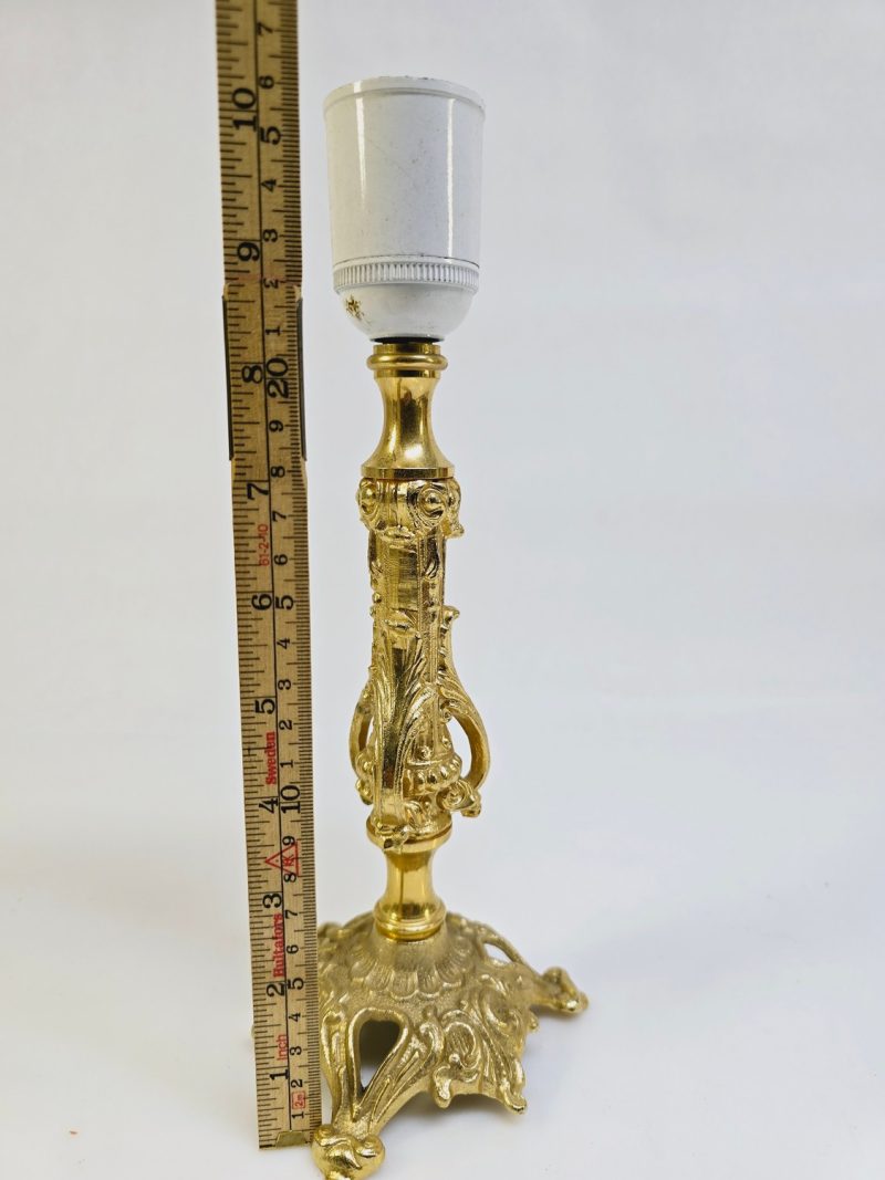 Elegant bordslampa i förgylld mässing från Kenbro – en tidlös klassiker