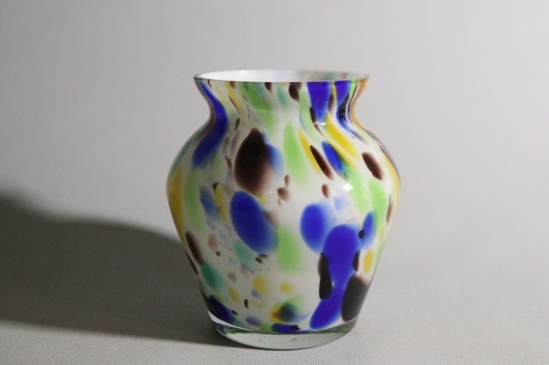 Färgsprakande Glasvas – 12 cm – Modern Design med Livfulla Mönster