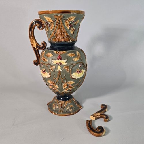 VAS, Wilhelm Schiller & Sons, majolika, sent 1800-tal