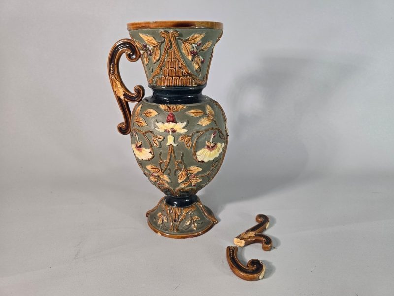 VAS, Wilhelm Schiller & Sons, majolika, sent 1800-tal