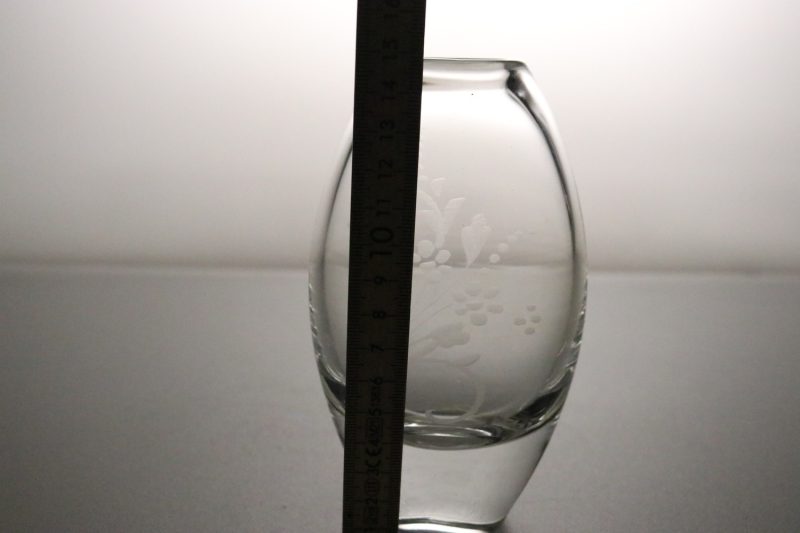 Elegant Glasvas med Graverad Design
