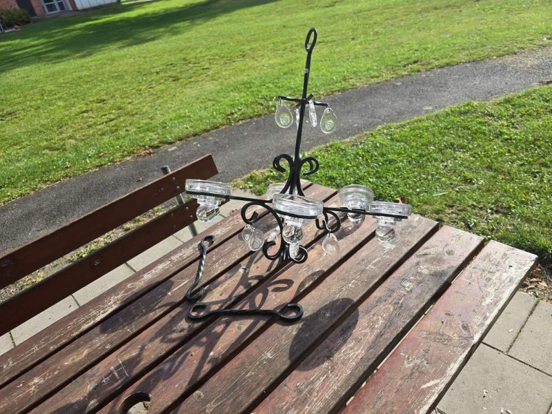 Elegant Ljuskrona i Smide med Glasdetaljer – Tidlös Skönhet för Ditt Hem