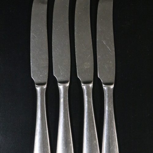 Set med 4 Bordsknivar i Rostfritt Stål  – Elegant och Tidlös Desig