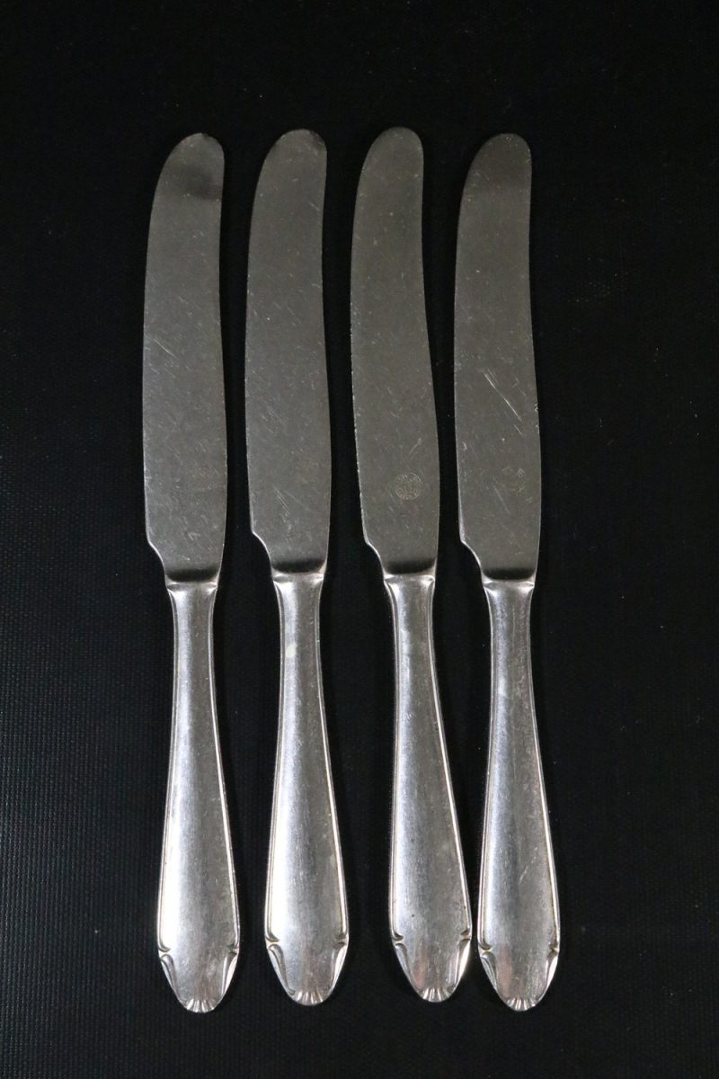 Set med 4 Bordsknivar i Rostfritt Stål  – Elegant och Tidlös Desig