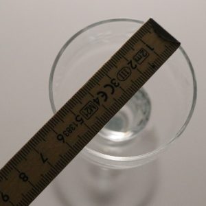 Ljusstake i glas med lång stjälk