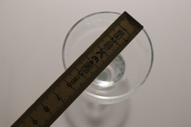 Ljusstake i glas med lång stjälk