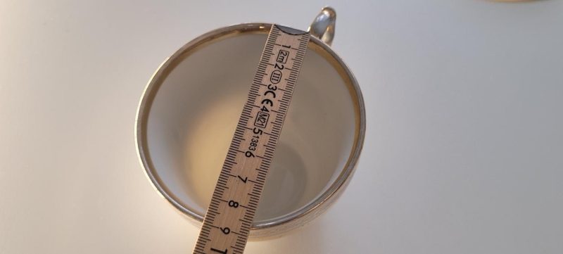 Kaffekopp med fat, guldfärgad