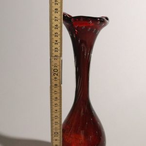 Elegant röd glassvas – 28 cm hög