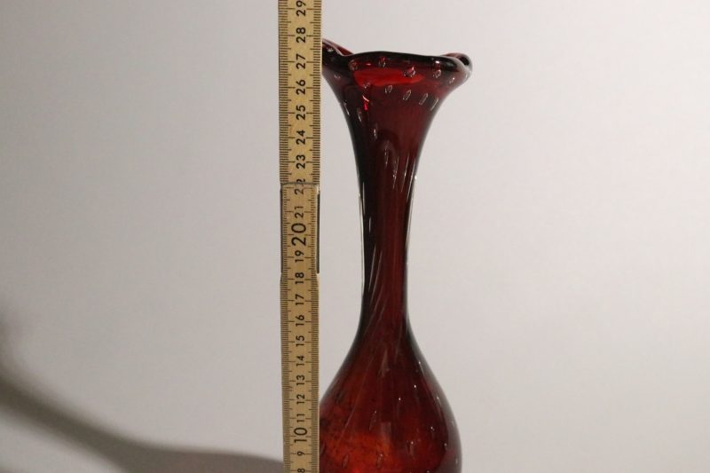 Elegant röd glassvas – 28 cm hög