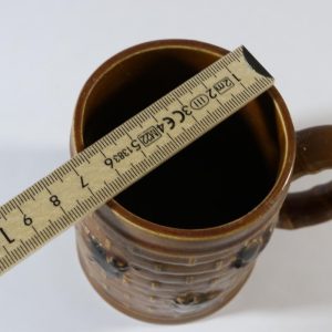 Mugg, dekorerad som en bikupa, keramik