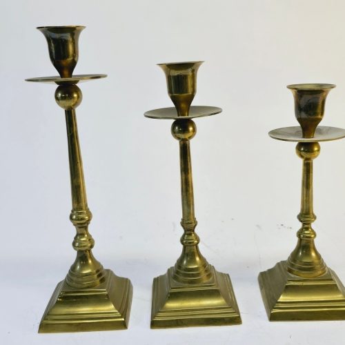 Set med tre mässingsljusstakar - Klassisk elegans