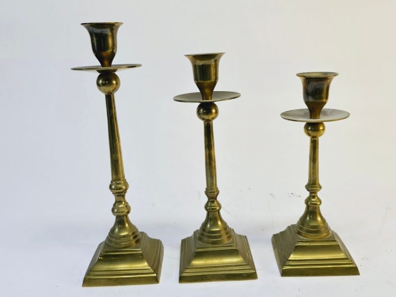 Set med tre mässingsljusstakar - Klassisk elegans