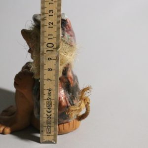 Handgjord Figur – Charmig Trollflicka, 13 cm