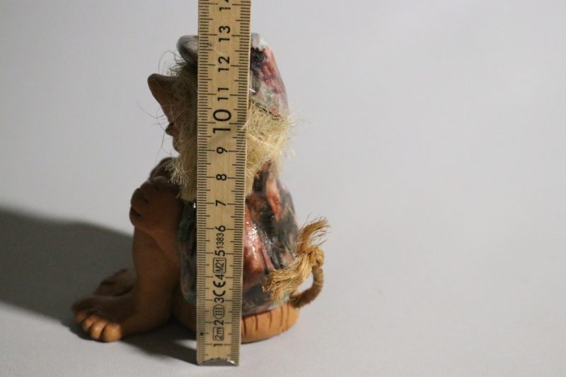 Handgjord Figur – Charmig Trollflicka, 13 cm