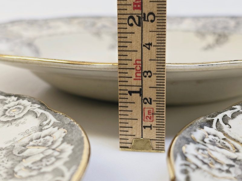 Vackert set av tre tallrikar från Rörstrand – "Greta", 23,5 cm i diameter