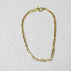 Stilrent guldfärgat armband med sten på