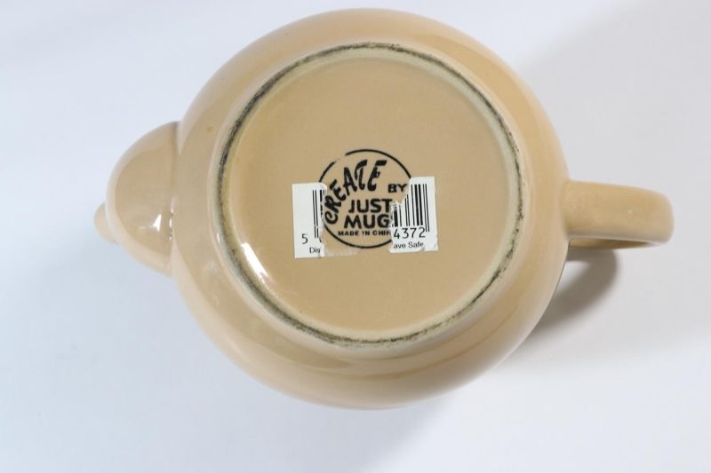 Tekanna med lock – färg: beige– typisk engelsk tekanna "create by just mugs"