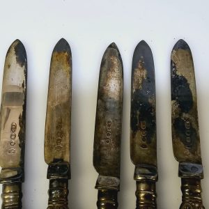 Charmigt set med 5 antika knivar i nysilver och dekorativa handtag