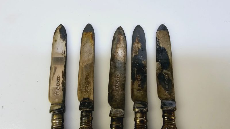 Charmigt set med 5 antika knivar i nysilver och dekorativa handtag