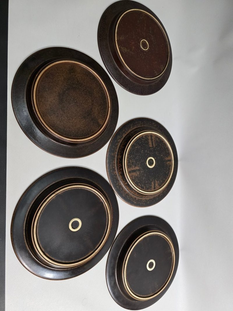 Flata mattallrikar, Arabia, "Ruska", Glaserad stengods, Designer: Ulla Procopé