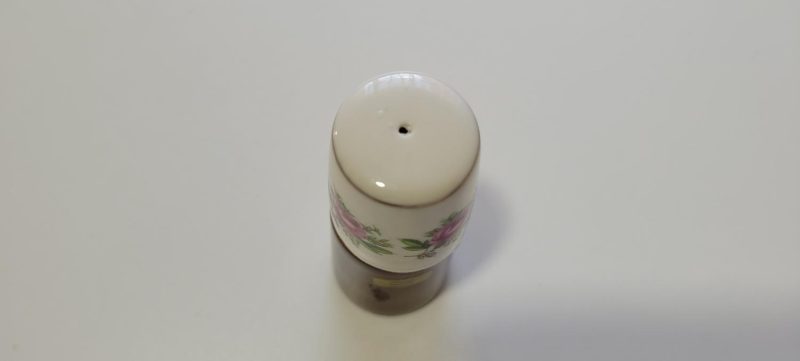 Saltströare, Teak och porslin