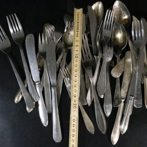 Stort Parti Blandade Vintage Bestick – Knivar, Gafflar och Skedar i Olika Stilar