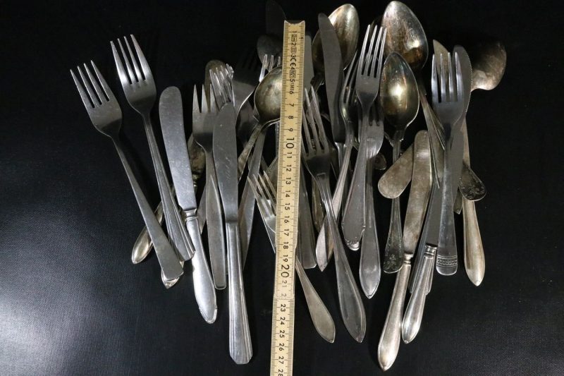 Stort Parti Blandade Vintage Bestick – Knivar, Gafflar och Skedar i Olika Stilar