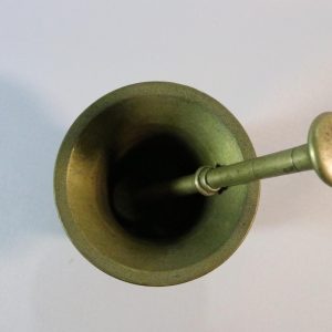 MORTEL I MÄSSING med stöt, märkt "5"; 18/1900-tal