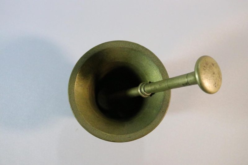 MORTEL I MÄSSING med stöt, märkt "5"; 18/1900-tal