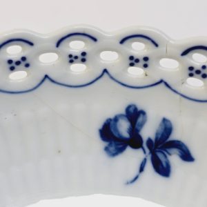 Elegant blåvit skål från Schumann Bavaria med vacker spetskant
