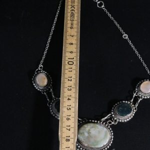 Halsband, med naturliga stenar, troligen handgjord, afrikansk ursprung Tuareg