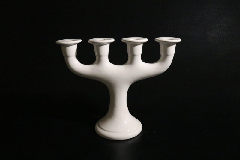 Elegant vit ljusstake i stilren design - 4 ljushållare