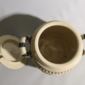 Dekorativ Stengodskrus med Lock – Rustik Karaktär och Detaljerad Design