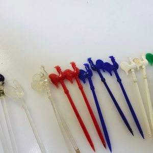 Vintage cocktailpinnar och knivstöd – en unik samling för samlaren och stilfull