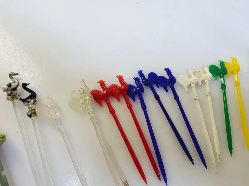 Vintage cocktailpinnar och knivstöd – en unik samling för samlaren och stilfull