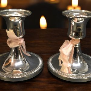 Eleganta Ljusstakar i Silver – Tidlös Skönhet för Hemmet