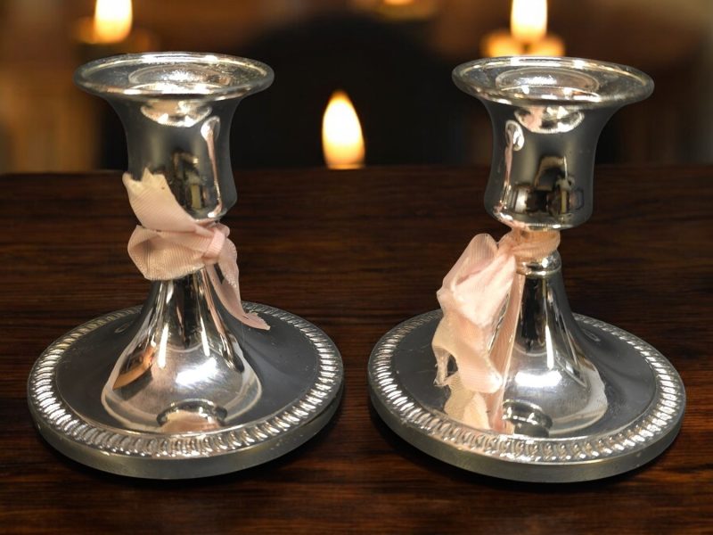 Eleganta Ljusstakar i Silver – Tidlös Skönhet för Hemmet
