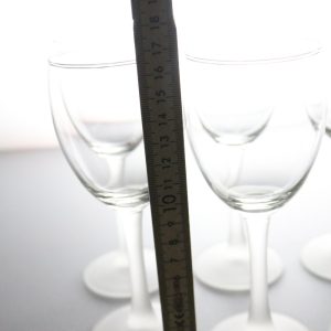 Eleganta Vinglas med Frostad Fot – Skandinavisk Stil och Raffinerad Design