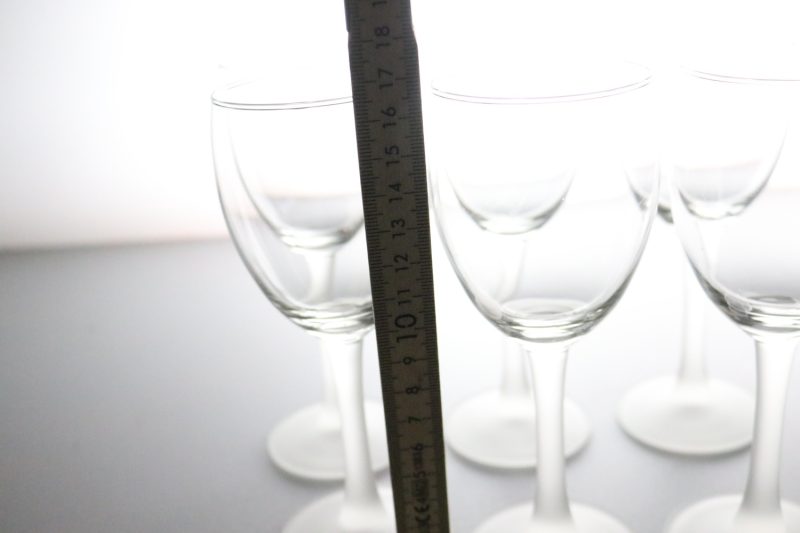 Eleganta Vinglas med Frostad Fot – Skandinavisk Stil och Raffinerad Design