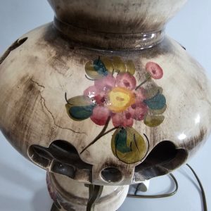 BORDSLAMPA, keramik och gulmetall, blomstermotiv, genombruten dekor, elektrifier