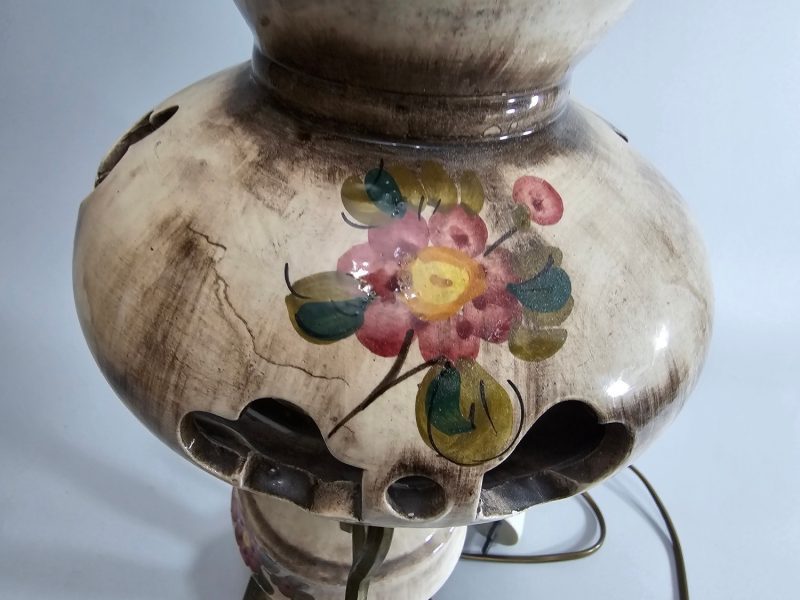 BORDSLAMPA, keramik och gulmetall, blomstermotiv, genombruten dekor, elektrifier