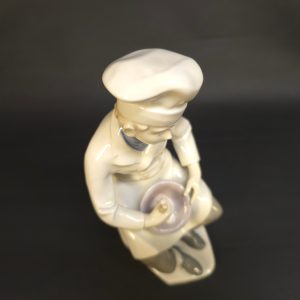 Elegant Porslinsfigur – Bagare i Arbete