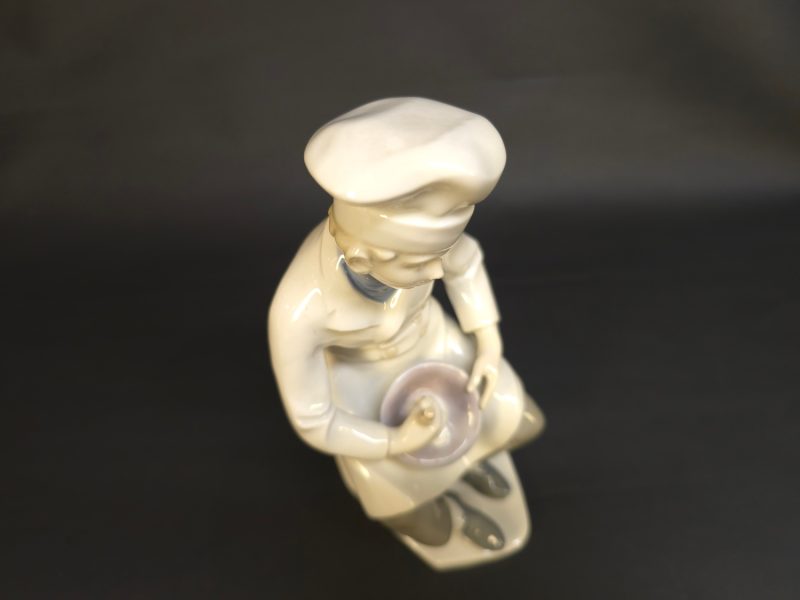 Elegant Porslinsfigur – Bagare i Arbete